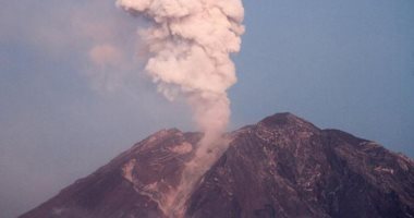 ثوران بركان جبل كيرينسى فى جزيرة سومطرة غرب إندونيسيا