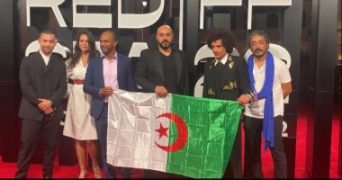 أبطال فيلم الملكة الأخيرة يرفعون علم الجزائر على السجادة الحمراء بمهرجان البحر الأحمر 