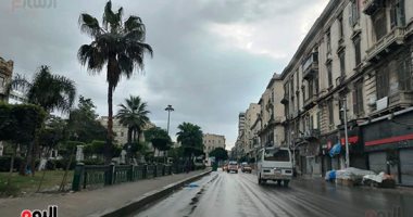 طقس متقلب وسقوط أمطار وسحب كثيفة تغطى سماء الإسكندرية