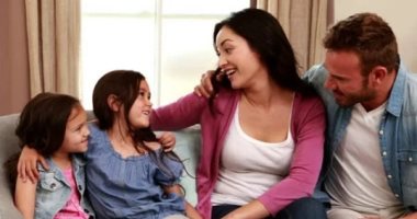 أخلاقنا الجميلة.. 10 نصائح لتعليم طفلك الود والتواصل الأسري
