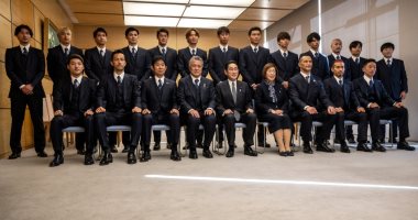 رئيس وزراء اليابان يستقبل فريقه بعد الإقصاء من كأس العالم 2022.. صور