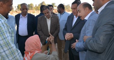 وزير التنمية المحلية يتفقد مجمع خدمات "بلانة" ويستجيب لطلب أحد المواطنين