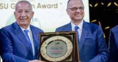 الاتحاد الأفروأسيوى يمنح كامل أبو على جائزة التميز فى القيادة والتطوير السياحى