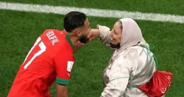 اللقطة الأعظم في المونديال.. والدة بوفال ترقص معه على أرض الملعب بعد الفوز على البرتغال