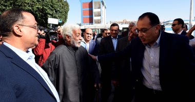 مواطن مسن يشكر رئيس الوزراء خلال زيارته لمساكن ناصر على أعمال التطوير بالمنطقة