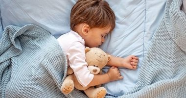 كيف تعلمين طفلك النوم بمفرده في غرفته؟ استشارية نفسية تجيب