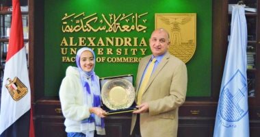 عميد تجارة الإسكندرية يُكرم طالبة لحصولها على المركز الأول بمسابقة القرآن الكريم