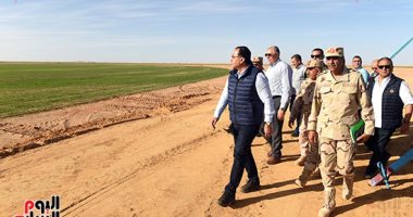 "الصحرا هتبقى خضرا".. رئيس الوزراء يتفقد مشروع تنمية جنوب الوادى بتوشكى