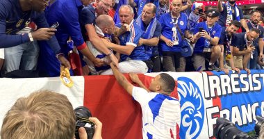 المغرب ضد فرنسا.. مبابي يعتذر لأحد المشجعين بعد صدمه بالكرة خلال الاحماء "صور"
