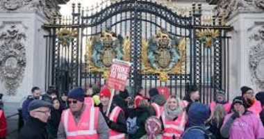 استمرار إضرابات عمال النقل فى بريطانيا وتهديد بالتصعيد فى بداية العام الجديد