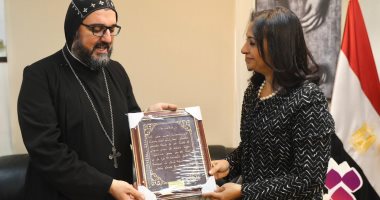 مايا مرسى تستقبل الربان فيلبس عيسي كاهن الكنيسة السريانية