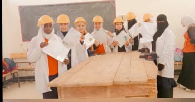 طلاب مدرسة الفرافرة الصناعية يشاركون أعمال صيانة كهرباء مجموعة من المدارس
