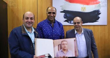 محمود التميمى يهدى اليوم السابع ألبوم صور  وشريطى فيديو من مقتنيات نور الشريف