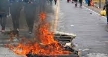متظاهرون يضرمون النار فى مكاتب إدرات بلديات فى بيرو.. فيديو