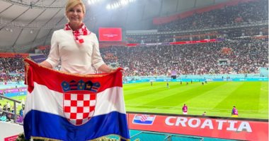 رئيسة كرواتيا السابقة تدعم منتخب بلادها بعد فوزه على المغرب فى كأس العالم