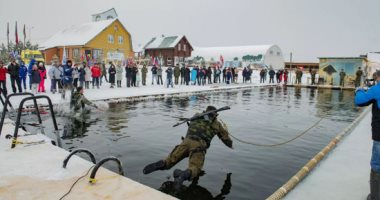 أرقام قياسية فى مهرجان البرد الروسي.. السباحة بالمعدات العسكرية في الماء الجليدي