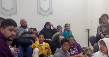 شباب وأطفال قرية السبايعة بمنزل بيج رامي انتظارا لإعلان النتيجة.. صور