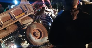 إصابة سائق فى انقلاب مقطورة على توك توك بالشرقية.. صور