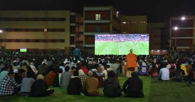 طلاب جامعة عين شمس يشاهدون المباراة النهائية لبطولة كأس العالم.. صور