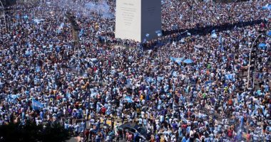 شاهد.. احتفالات جنونية فى بوينس آيرس بعد تتويج الأرجنتين بكأس العالم