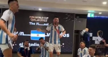ميسى يرقص بكأس العالم وشيك الـ10 ملايين دولار احتفالا بالفوز.. فيديو وصور