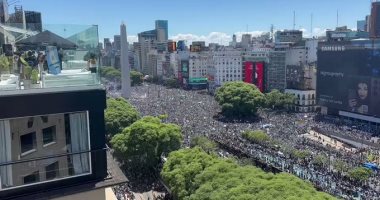 انطلاق احتفالات أبطال العالم فى الأرجنتين وتغيير مسار الحافلة بسبب الجماهير.. فيديو