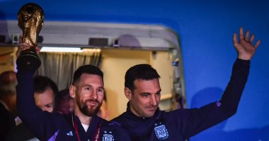 ميسى أول الهابطين من طائرة الأرجنتين حاملاً كأس العالم.. فيديو