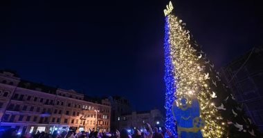 شجرة الكريسماس تزين شوارع العاصمة الأوكرانية كييف.. رغم الحرب الدائرة 