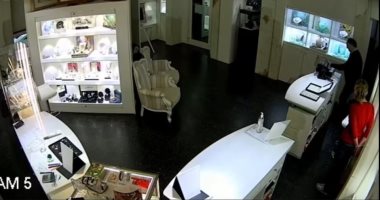 لصوص يسرقون متجر مجوهرات فى إيطاليا ومالك المحل يواجههم بالرصاص.. فيديو
