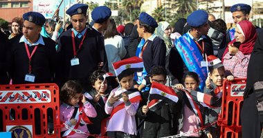 رجال الدين والأطفال يشاركون فى احتفالات بورسعيد بالعيد القومى.. صور