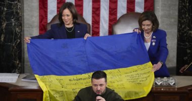 الرئيس الأوكرانى يُسلم بيلوسى وهاريس العلم الأزرق والأصفر بتواقيع الجنود.. صور