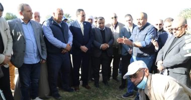 محافظ الوادى الجديد ووفد "زراعة النواب" يبحثون مطالب مزارعى المحافظة