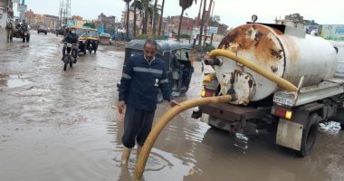 شفط مياه الأمطار من شوارع بلطيم والحامول وعدد من قرى كفر الشيخ.. صور