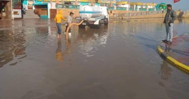 انتشار واسع للفرق والمعدات لكسح تجمعات مياه الأمطار بشوارع دمياط