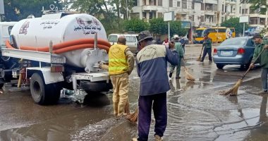 الجيزة تواصل أعمال شفط مياه الأمطار بالشوارع والميادين لتسهيل الحركة المرورية 
