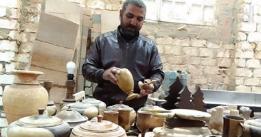 "عم محمد" دمياطى يصنع أدوات منزلية من الخشب.. يؤكد: تقديم منتج لخلق سوق جديد.. فيديو