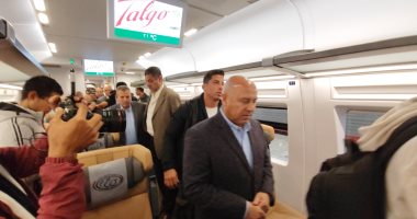 وزير النقل يتفقد قطار التالجو قبل انطلاقه فى أول رحلة من القاهرة للإسكندرية