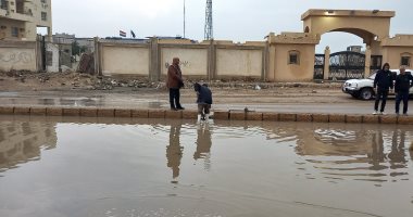 الدفع بسيارات كسح للتخلص من برك مياه الأمطار بشوارع مدينة العريش.. صور
