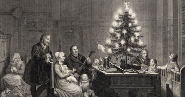 كيف ظهر تقليد شجرة عيد الميلاد؟.. تشارلز ديكنز ساهم فى انتشارها