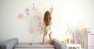 حلول لتنظيف الحوائط من رسومات الأطفال والبقع.. "نوع الدهان بيفرق"
