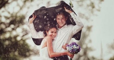 كيف يتصرف العروسان لإتمام حفل الزفاف بنجاح فى موسم الأمطار؟