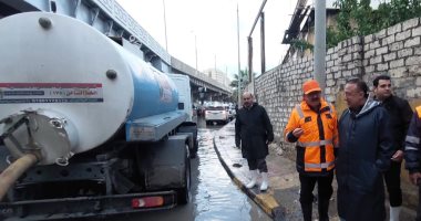 محافظ الإسكندرية يتفقد أماكن تمركز السيارات ويشدد على سرعة تصريف مياه الأمطار