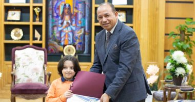 رئيس جامعة المنصورة يكرم الطفل المعجزة لحصوله على المركز الأول عالميًا فى الحساب الذهنى