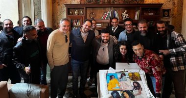 أسرة فيلم "البطة الصفرا" تحتفل بعيد ميلاد غادة عادل فى أول أيام التصوير