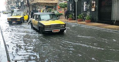هطول أمطار غزيرة على الإسكندرية وسط جهود مكثفة لرفع تجمعات المياه.. فيديو وصور