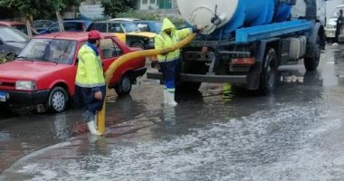 "الصرف الصحى" تكثف أعمال تصريف مياه الأمطار من شوارع الإسكندرية.. صور