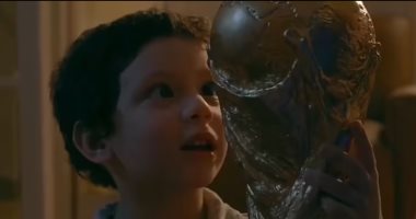 الأرجنتين تصدر إعلانًا خاصًا لعيد الميلاد يظهر فيه طفل يجد كأس العالم تحت شجرته