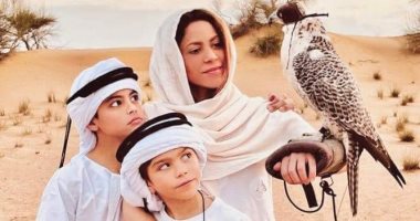 شاكيرا بغطاء الرأس وتقضى إجازة عيد الميلاد فى صحراء بصحبة أطفالها
