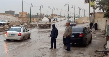 معدات مجلس مدينة العريش تواصل نزح مياه الأمطار من الشوارع