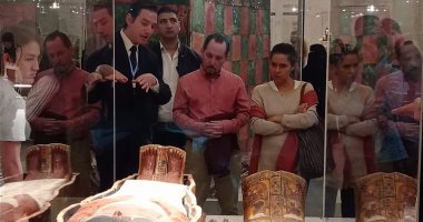 القائم بأعمال السفير الأمريكى بالقاهرة وعائلته يزورون المتحف القومى للحضارة